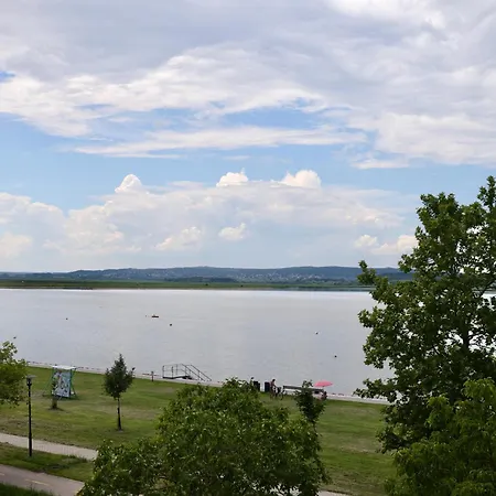 Strandkezilabda Koezpont A Velencei-tonal 3*