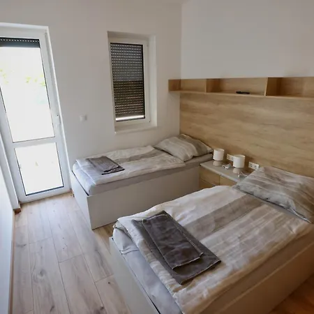 Bed & Breakfast Strandkezilabda Koezpont A Velencei-tonal